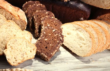 ahşap tahta üzerinde ekmek