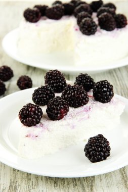 Cheesecake ahşap masa portre üzerinde beyaz tabak taze çilek ile