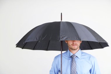 şemsiye ile iş adamı. gri arka plan üzerinde