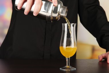 Barmen parlak arka planda, kokteyl yapmak yakın çekim