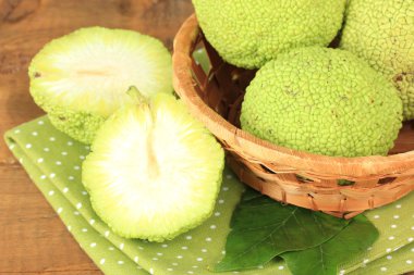 Osage turuncu meyve sepeti, ahşap zemin üzerinde (maclura pomifera)