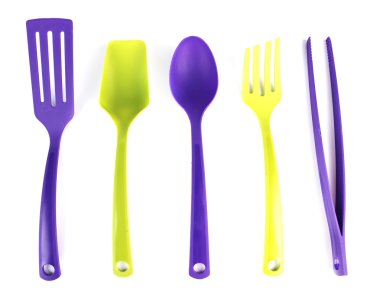 Plastik mutfak eşyaları üzerinde beyaz izole