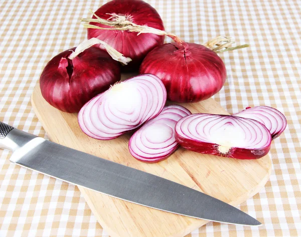 Verse rode uien op tafel — Stockfoto