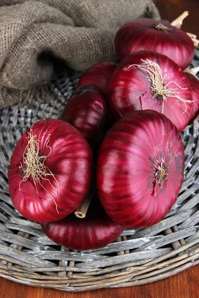 Cebollas rojas frescas de cerca —  Fotos de Stock