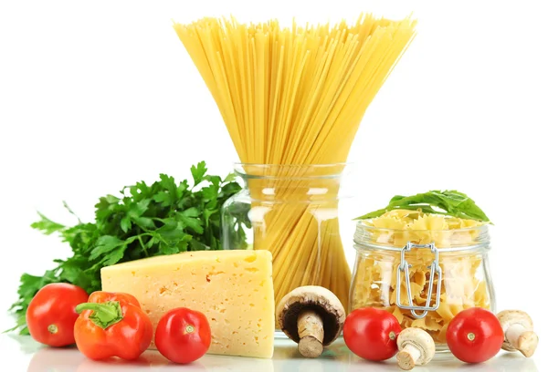 Diversi tipi di pasta con verdure isolate su bianco — Foto Stock