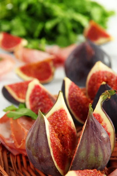 Tasty figs with ham, close up — Stock Photo, Image