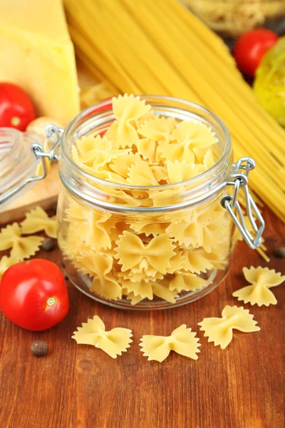 Pasta con aceite, queso y verduras en la mesa de madera de cerca — Foto de Stock