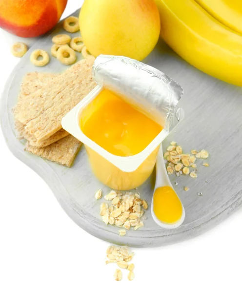 Açık plastik kap, kurabiye ve meyve, ahşap masa, üzerinde beyaz izole lezzetli yoğurt — Stok fotoğraf