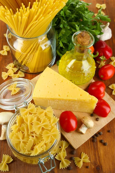 油、チーズ、木製テーブルのクローズ アップで野菜のパスタ — ストック写真