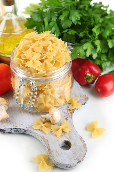 Pasta con olio, formaggio e verdure isolate su bianco — Foto Stock