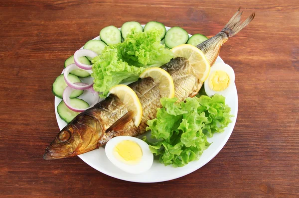 Poisson fumé sur assiette gros plan — Photo