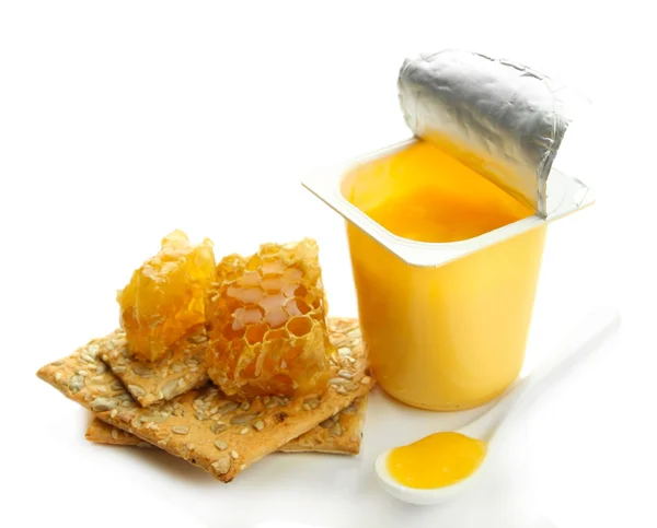 Chutný dezert v otevřené plastové cup a medu hřebeny, izolované na bílém — Stock fotografie