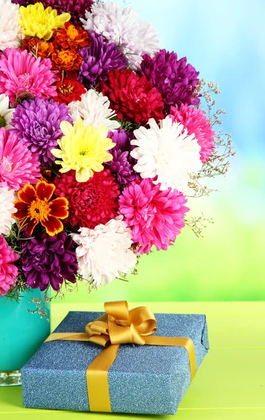 Krásnou kytici chryzantém v tabulce na světlé pozadí — Stock fotografie