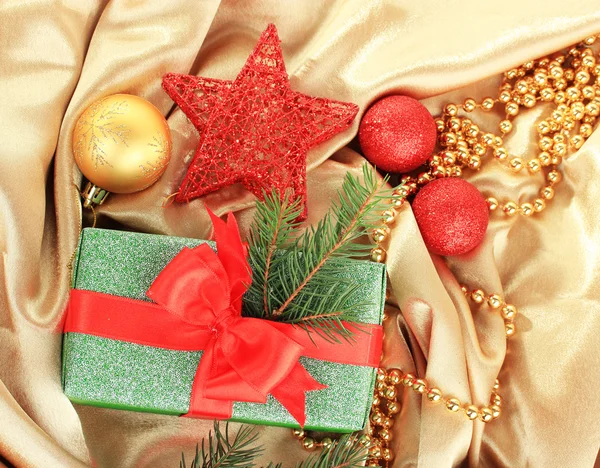 美しい明るいギフト、クリスマスの装飾、絹の布の上 — ストック写真