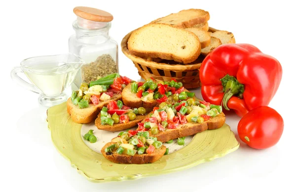 与蔬菜和绿色隔离在白色的板上的三明治 — 图库照片