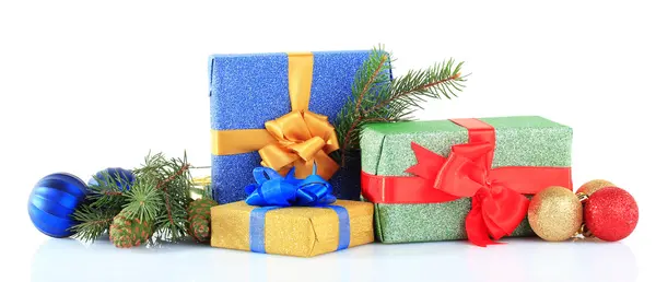 Belos presentes brilhantes e decoração de Natal, isolado em branco — Fotografia de Stock
