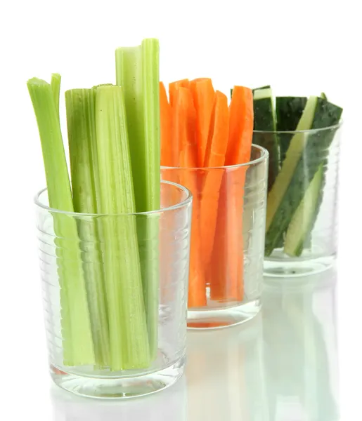 Céleri vert frais avec des légumes dans des verres isolés sur blanc — Photo