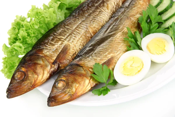 Копченая рыба на тарелке — стоковое фото