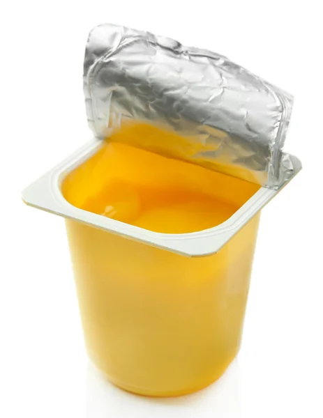 Läckra yoghurt i öppna plastmugg isolerad på vit — Stockfoto