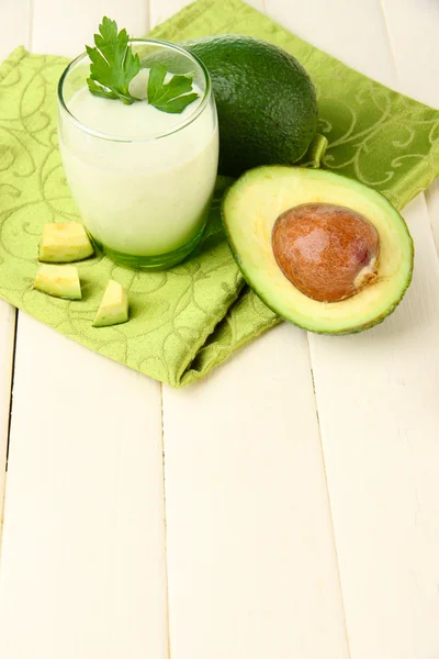 Verse avocado smoothie op houten achtergrond — Stockfoto