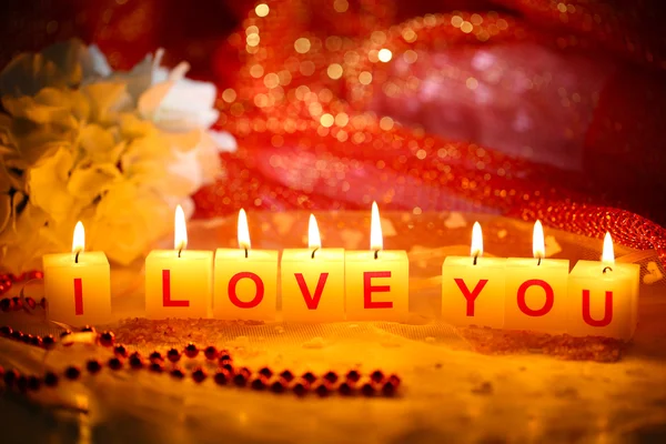 Kerzen mit bedrucktem Zeichen ich liebe dich, auf hellem Hintergrund — Stockfoto