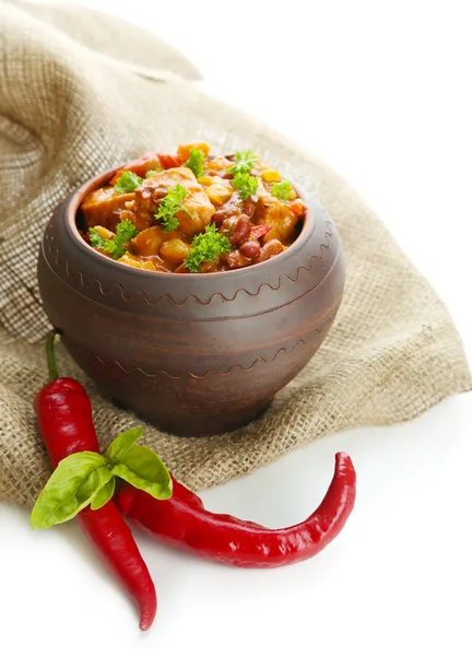 Chili Corn Carne - cibo messicano tradizionale, in vaso, su sacco, isolato su bianco — Foto Stock