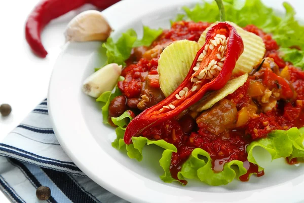 Chili maïs carne - traditionele Mexicaanse gerechten, op witte plaat, op servet, geïsoleerd op wit — Stockfoto