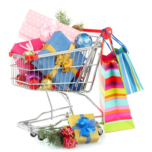 Regalos de Navidad en carrito de la compra, aislado en blanco — Foto de Stock