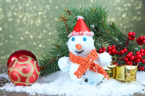 Mooie sneeuwpop en christmas decor, op lichte achtergrond — Stockfoto