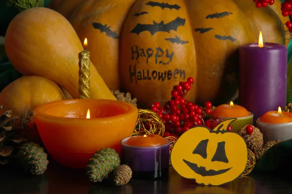 Composición para Halloween con calabazas y velas de primer plano —  Fotos de Stock