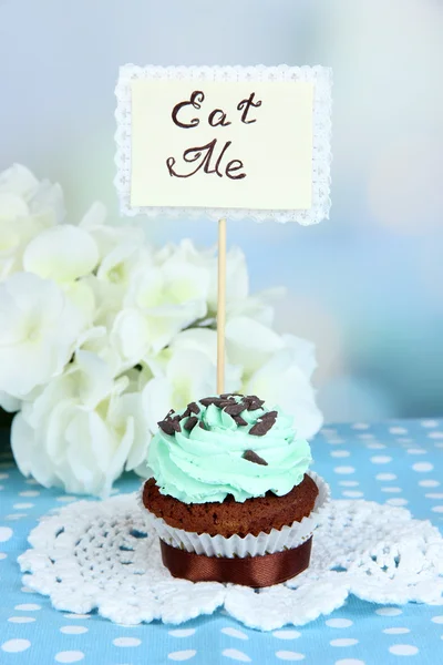 Sabroso cupcake en la mesa sobre fondo claro — Foto de Stock