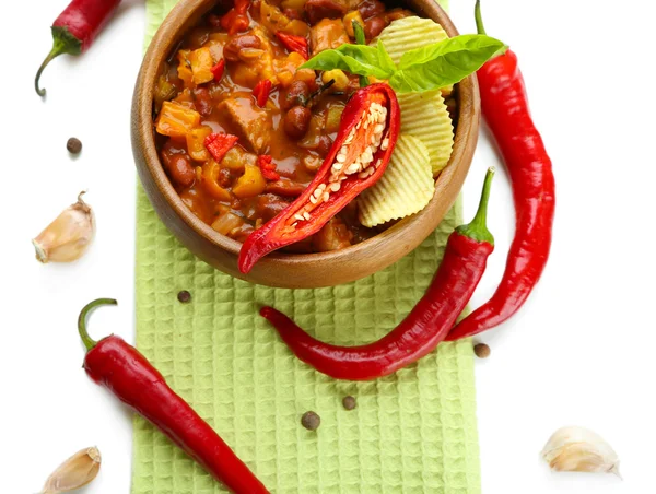 Chili Corn Carne - comida mexicana tradicional, em tigela de madeira, em guardanapo, isolado em branco — Fotografia de Stock