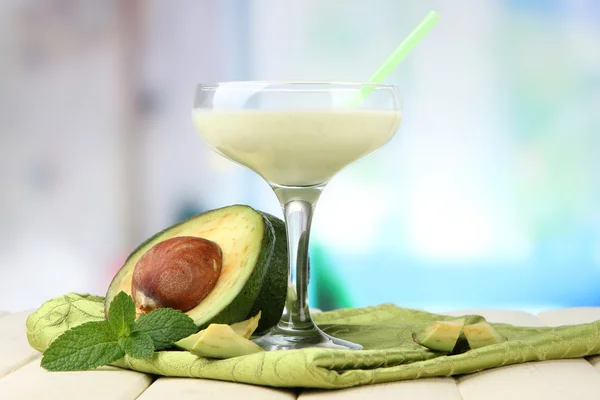 Frischer Avocado-Smoothie auf hellem Hintergrund — Stockfoto