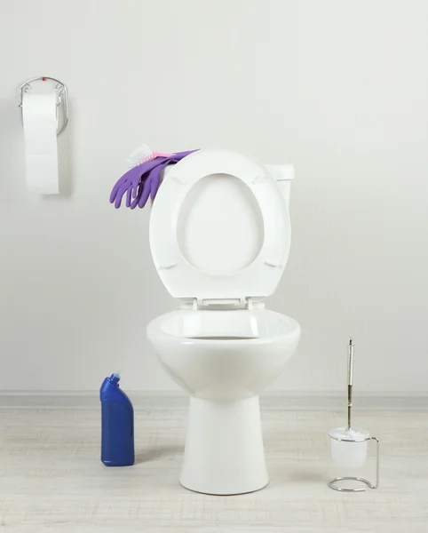 Witte wc-pot en schonere fles in een badkamer — Stockfoto