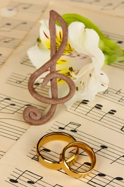 Clavos agudos, anillos de flores y bodas sobre fondo musical —  Fotos de Stock