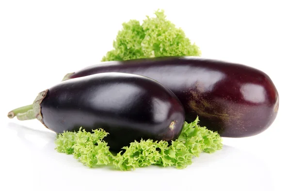 Verse aubergines geïsoleerd op wit — Stockfoto