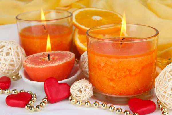 Романтичні запалені свічки крупним планом — стокове фото