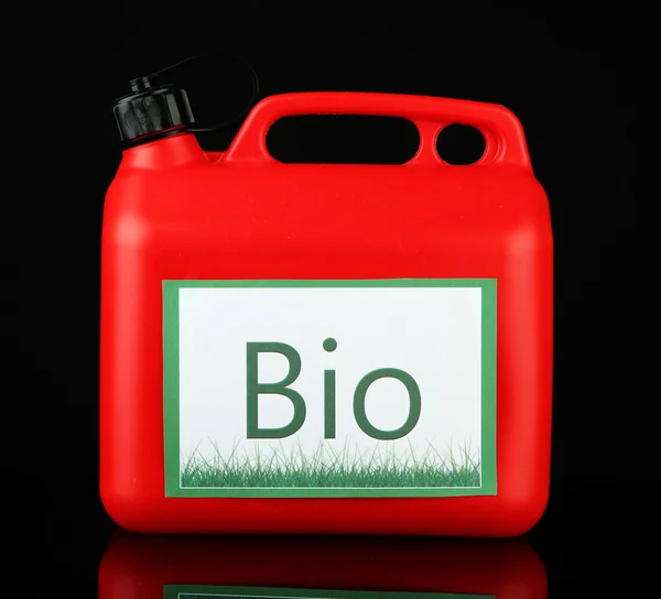 Biokraftstoffe im Kanister auf schwarzem Hintergrund — Stockfoto