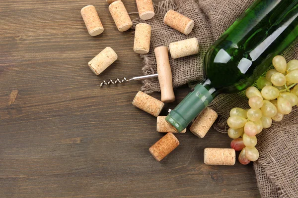 ワイン、ブドウ、木製の背景にコルクのボトル — ストック写真