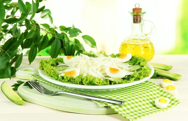 Ensalada deliciosa con huevos, col y pepinos en mesa de madera —  Fotos de Stock