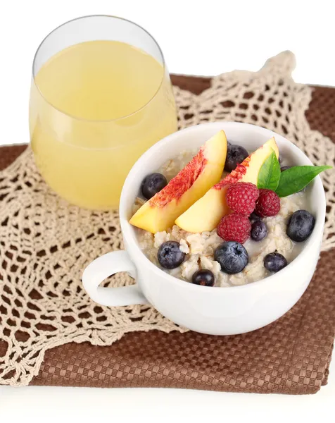 Harina de avena en taza con bayas en servilletas aisladas en blanco — Foto de Stock