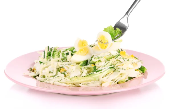 Вилка и вкусный салат, изолированные на белом — стоковое фото
