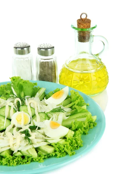 Délicieuse salade aux œufs, chou et concombres, isolée sur blanc — Photo