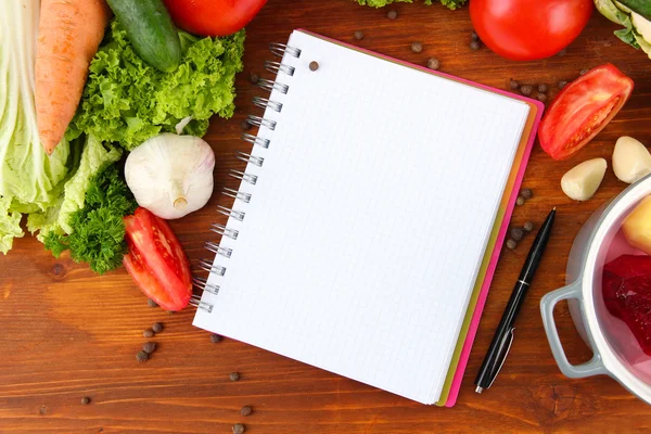 Färska grönsaker och kryddor och papper för anteckningar, på trä bakgrund — Stockfoto
