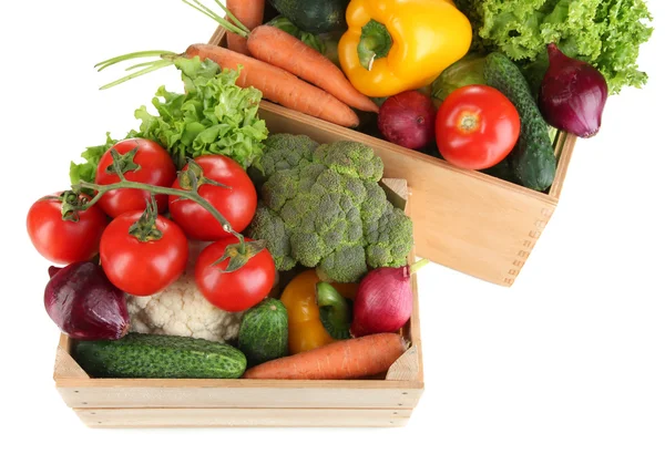 Verduras frescas en cajas de madera sobre fondo blanco — Foto de Stock