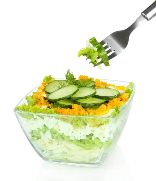 Forchetta e gustosa insalata, isolata su bianco — Foto Stock