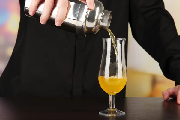 Bartender making cocktail on bright background, close-up — Zdjęcie stockowe