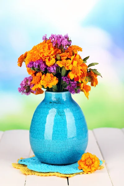 Bouquet di fiori di calendula in vaso su tavolo di legno su sfondo naturale — Foto Stock