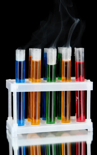 Tubos de ensaio de laboratório sobre fundo preto — Fotografia de Stock