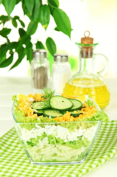 与鸡蛋、 大白菜和黄瓜木桌上的美味沙拉 — 图库照片